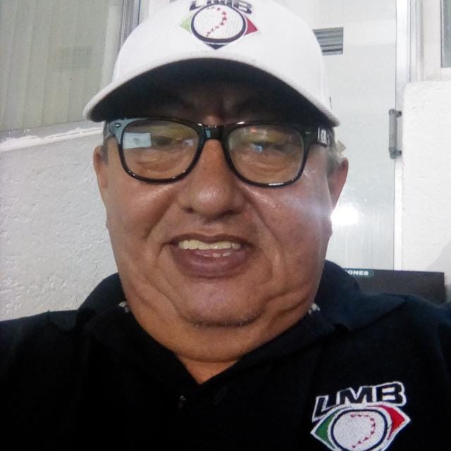 Mario Zapata sonriente, foto con buena definición