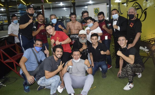 Miguel Joyita Herrera vencedor de Juan Carlos Parra gdu 10 4 con Emmanuel Alcántara y Armor Gym team