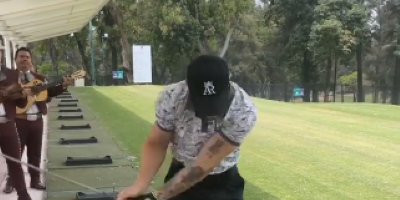 mariachis le cantan al "Canelo"