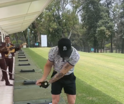 Saúl Canelo Álvarez jugando golf y oyendo mariachis mariachis le cantan al "Canelo"