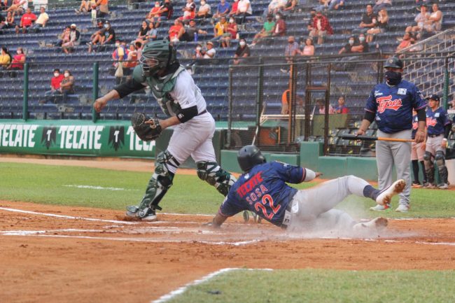 Tigres de Quintana Roo vs. Olmecas de Tabasco 2o juego de la serie inaugural 2021 8×3 empatan la serie, primer triunfo del año, 3 del 220521 en Villahermosa, Rubén Sosa anotando