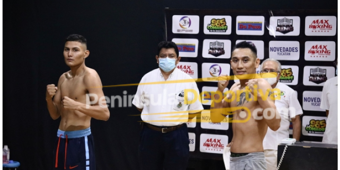 Zaíd Colorado Rejón pesaje vs. Eick Gusano Chávez 1 del 120521 en Grupo Sipse con Santiago Basto Mejía y Manuel Nájera Palaviccini face to face frente a frente con marca de agua