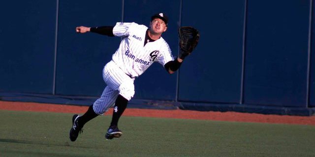 Alejandro Spiderman González con uniforme de los Guerreros de Oaxaca