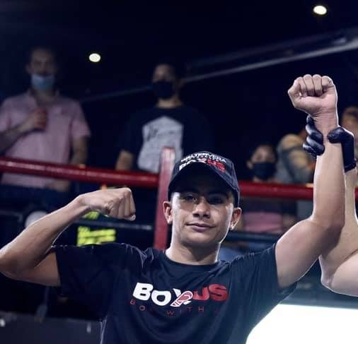 Áxel Lobo Talavera vencedor de Irving Alacrán Requena gdu 6 del 230421 en Grupo Sipse con réferi Miguel Canul