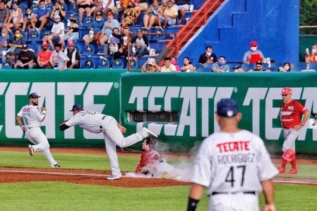 Diablos Rojos del México vs. Tigres de Quintana Roo, juego 27, 3o de la serie, serie para los Diablos, 8×2 del 200621 en Cancún