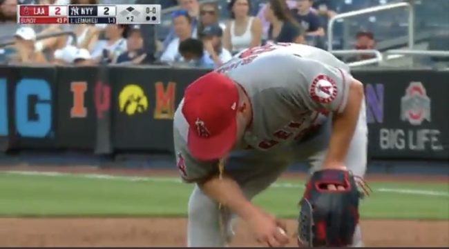 Dylan Bundy de los Ángelinos de California vomitando en Yanqui Stadium del 280621 en Nueva York Dylan Bundy