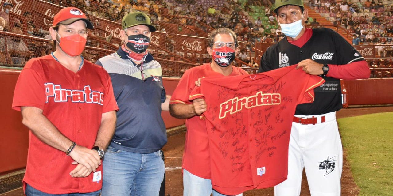 Isidro Márquez retiro de número 33 de los Piratas de Campeche del 220621 en Campeche con Jorge Hurtado Montero Isidro Márquez