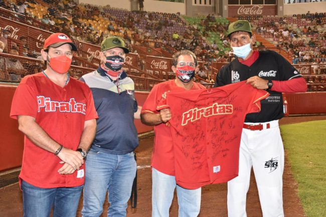 Isidro Márquez retiro de número 33 de los Piratas de Campeche del 220621 en Campeche con Jorge Hurtado Montero Isidro Márquez