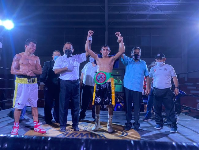 Javier Caballito Nic vencedor de Luis Kiko Guzmán gkot 8 ganó cetro fecombox de peso gallo del 120621 en Valladolid, con réferi Lauro Sánchez, Eliseo González, Mario Cortés y Euberto Díaz Rivero