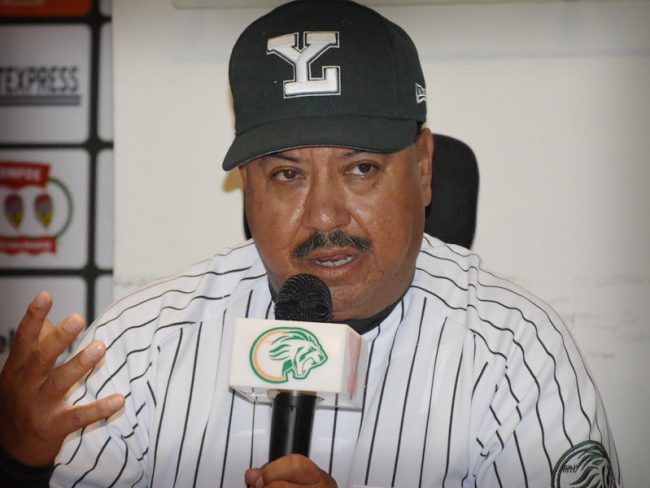 Juan Francisco Chico Rodríguez ante medios con uniforme de los Leones