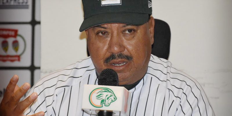 Juan Francisco Chico Rodríguez ante medios con uniforme de los Leones