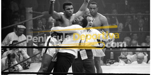 Mohamed Alí vencedor de Charles Sonny Liston, ganó el campeonato mundial completo, con Angelo Dundee con marca de agua