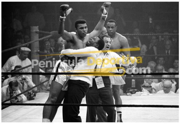 Mohamed Alí vencedor de Charles Sonny Liston, ganó el campeonato mundial completo, con Angelo Dundee con marca de agua
