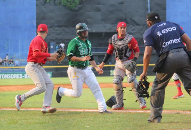 Olmecas de Tabasco vs. Piratas de Campeche juego 13 de los Piratas 3o de la serie, serie para los Olmecas, 8×3 3 del 060621 en Villahermosa, Jesús Arredondo llegando a home, o siendo puesto fuera