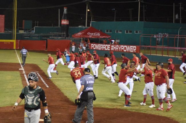 Piratas de Campeche vs. Olmecas de Tabasco juego 14, 1o de la serie 8×7 del 080621 en Campeche, los Piratas vienen de atrás con siete carreras en la 9a