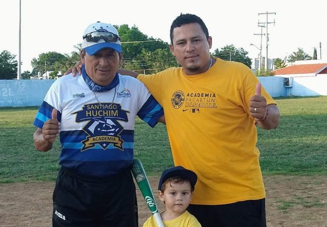 Santiago Ermilo Huchim Flores, Santiago Julián Huchim Paz y el pequeño Santiago Gael Huchim Tamayo, tres generaciones en el campo de Pacabtún