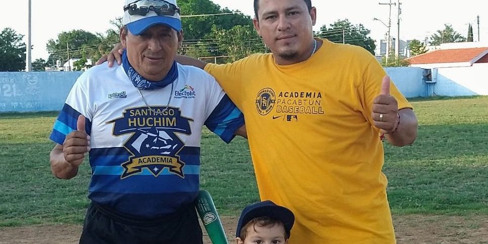 Santiago Ermilo Huchim Flores, Santiago Julián Huchim Paz y el pequeño Santiago Gael Huchim Tamayo, tres generaciones en el campo de Pacabtún