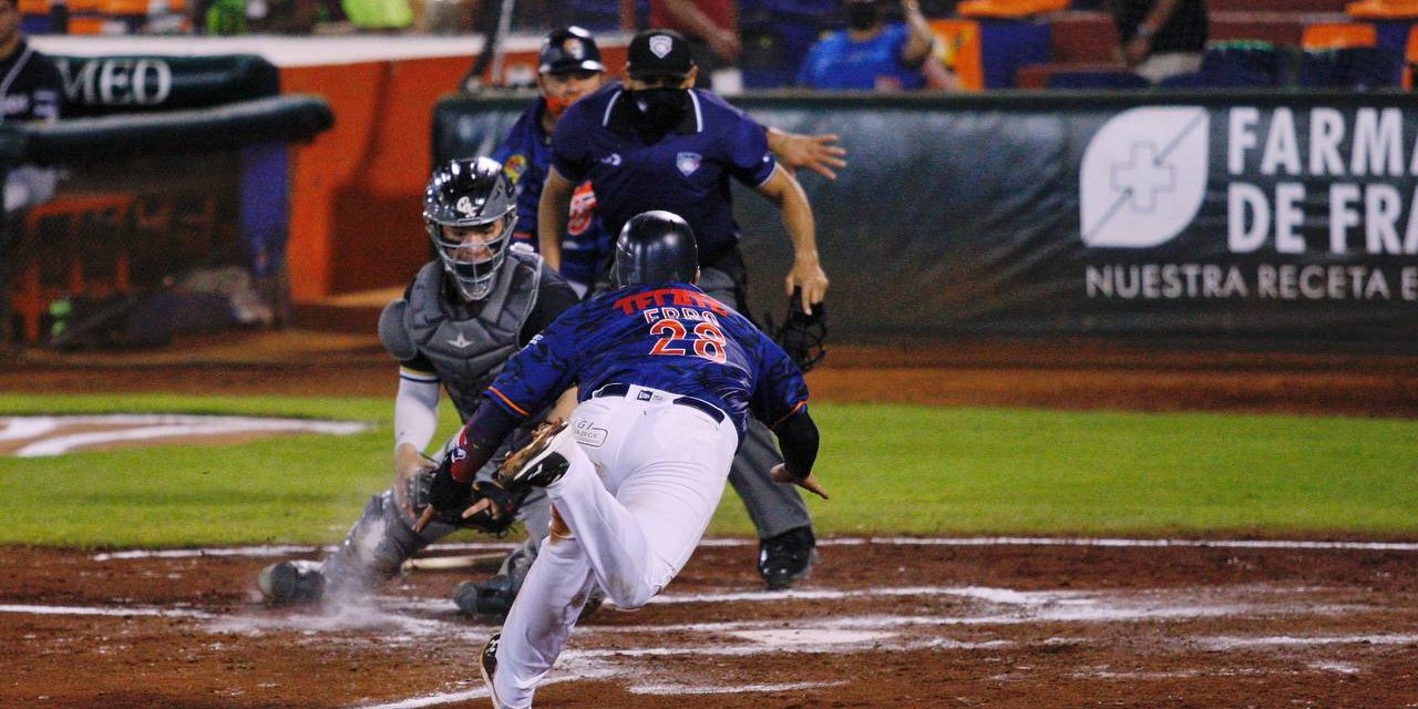 Tigres de Quintana Roo vs. Pericos de Puebla, juego 31, 1o de la serie, 5×4 10 del 250621 en Cancún, 1er triunfo de mgr. Óscar Robles, Ángel Erro anotando