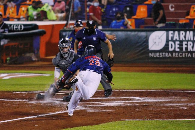 Tigres de Quintana Roo vs. Pericos de Puebla, juego 31, 1o de la serie, 5×4 10 del 250621 en Cancún, 1er triunfo de mgr. Óscar Robles, Ángel Erro anotando