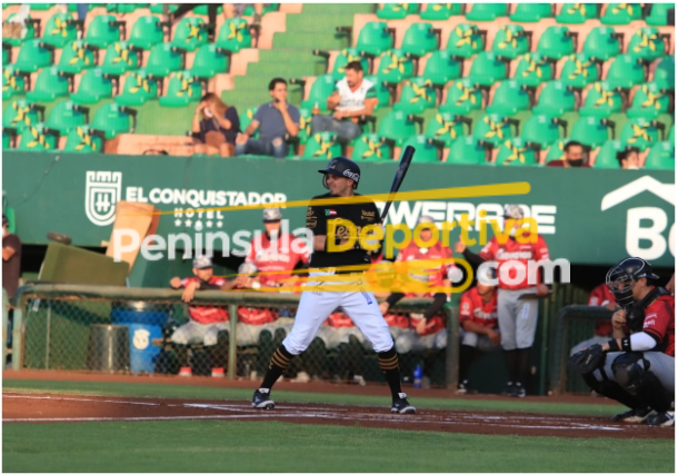 Tony Campana con uniforme de los Leones, con marca de agua Tony Campana