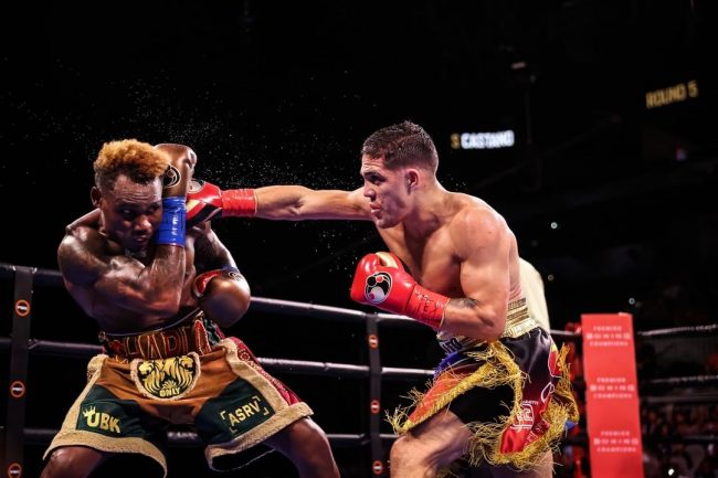 Brian Castaño vs. Jermal Charlo e-12 por todos los campeonatos mundiales súperwelter unificados, del 170721 en San Antonio, Texas