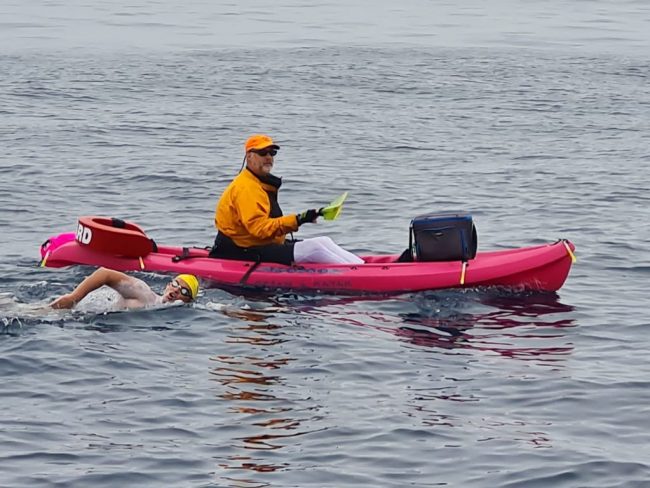 Carlos Franco Cantón nadando hacia California desde Isla Carolina, logrnado triple corona de natación del 060721 Carlos Franco Cantón