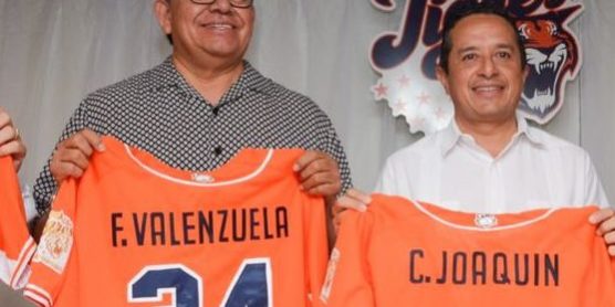 Carlos Joaquín con uniforme de los Tigres de Quintana Roo con Fernando Valenzuela y Carlos Peralta