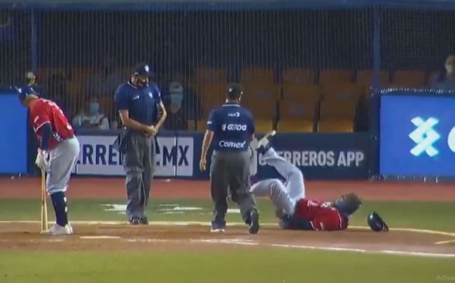 Eddie Castro, desmayado del 200721 en Oaxaca, como mánager de los Bravos de León contra Oaxaca, tras ser expulsado por el umpire