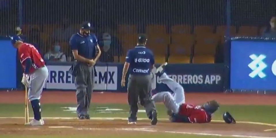 Eddie Castro, desmayado del 200721 en Oaxaca, como mánager de los Bravos de León contra Oaxaca, tras ser expulsado por el umpire