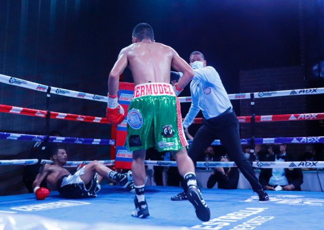 Esteban Bermúdez vs. Carlos Cañizales gkot 6 ganó campeonato mundial minimosca de la AMB del 280521 en Foro Viena de la Ciudad de México