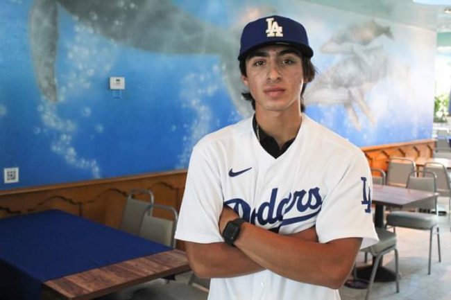 Luis Castañeda, prospecto de los Leones de Yucatán, firmado por los Dodgers de Los Angeles el 220721 en Ensenada