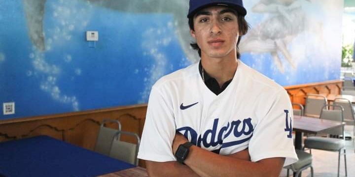Luis Castañeda, prospecto de los Leones de Yucatán, firmado por los Dodgers de Los Angeles el 220721 en Ensenada