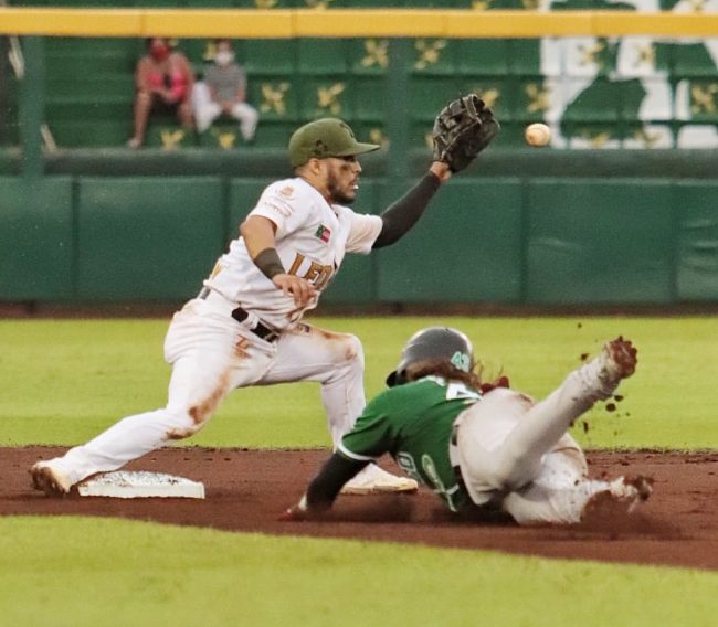 Olmecas de Tabasco vs. Leones de Yucatán, juego 44, 1o de la serie, 5×3 del 140721 en Mérida, Jorge Flores