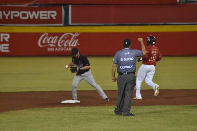 Olmecas de Tabasco vs. Piratas de Campeche, juego 54, 4o de la serie, barrida para los Olmecas, 3×2 2 del 250721 en Campeche, Edwin García pone out a Olmo Rosario