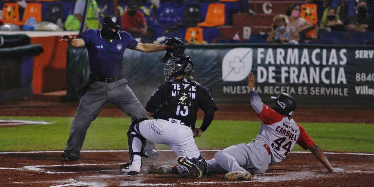 Piratas de Campeche vs. Tigres de Quintana Roo, juego 44 y 49, respectivamente, 3o de la serie, 4×2 7 del 150721 en Cancún, Daniel Carbonell