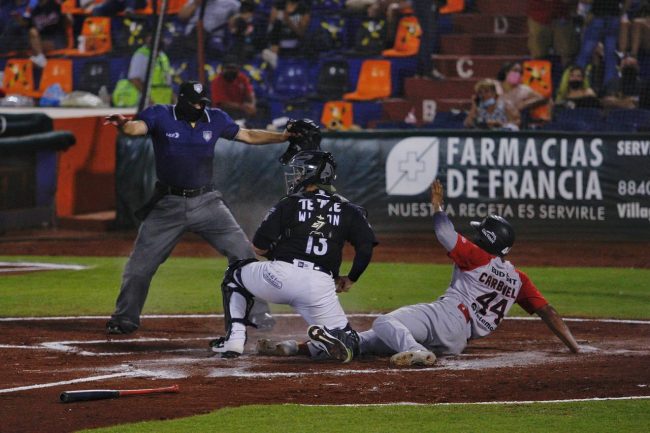 Piratas de Campeche vs. Tigres de Quintana Roo, juego 44 y 49, respectivamente, 3o de la serie, 4×2 7 del 150721 en Cancún, Daniel Carbonell