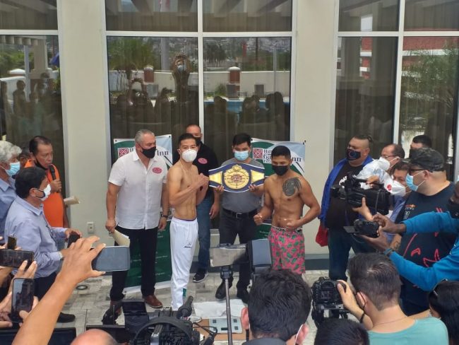 Rubén Explosivo Estrella pesaje vs. Ulises Chino Moguel pelea por cetro intercontinental ligero de la Federación Mundial de Boxeo, 3 del 230721 en Tuxtla Gutiérrez
