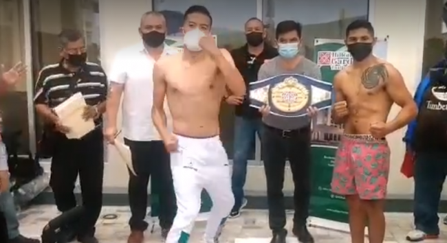 Rubén Explosivo Estrella pesaje vs. Ulises Chino Moguel pelea por cetro intercontinental ligero de la Federación Mundial de Boxeo, 4 del 230721 en Tuxtla Gutiérrez.jpg