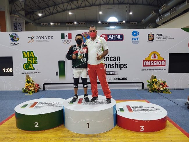 Adolfo Tun Dzib, campeón panamericano de pesas sub-17, del 190821 en Monterrey, con su entrenador