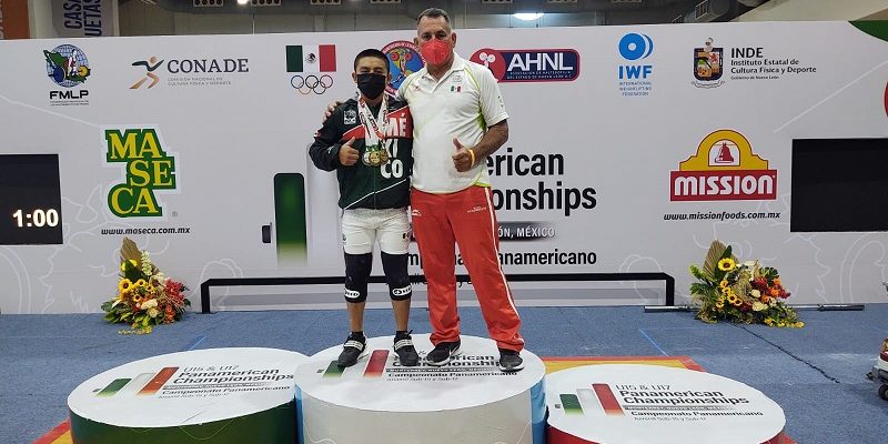 Adolfo Tun Dzib, campeón panamericano de pesas sub-17, del 190821 en Monterrey, con su entrenador