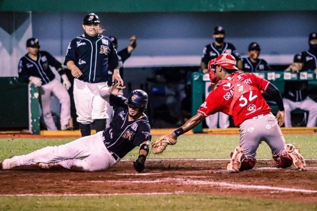 Águila de Veracruz vs. Tigres de Quintana Roo, juego 67, 3o de la serie, barrida del Águila, 5×3, 14 innings 2 del 050821 en Veracruz. Mikel Granberry