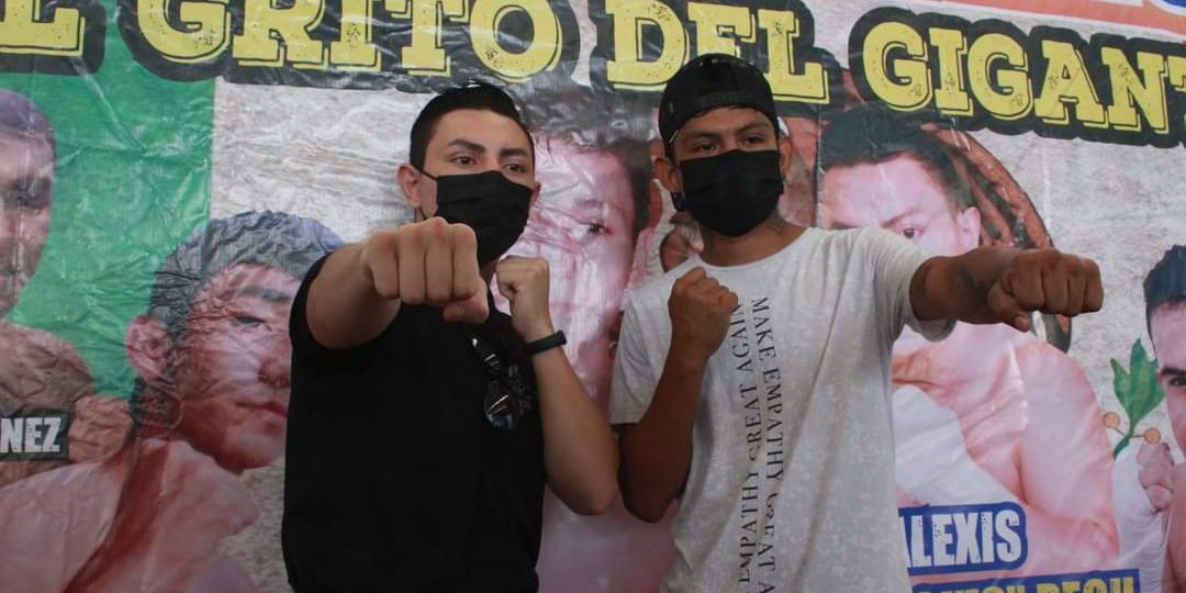 Alexis la Sentencia Pech con Víctor Vago Durán presentación conferencia de prensa del 300821 en canchas del iDEY, para su pelea estrella del 150921 en ese mismo lugar