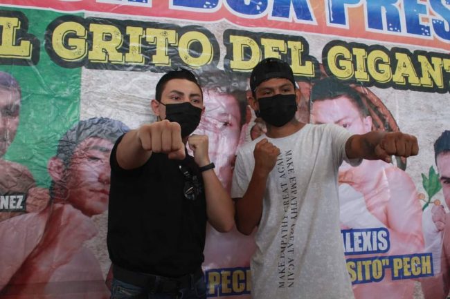Alexis la Sentencia Pech con Víctor Vago Durán presentación conferencia de prensa del 300821 en canchas del iDEY, para su pelea estrella del 150921 en ese mismo lugar