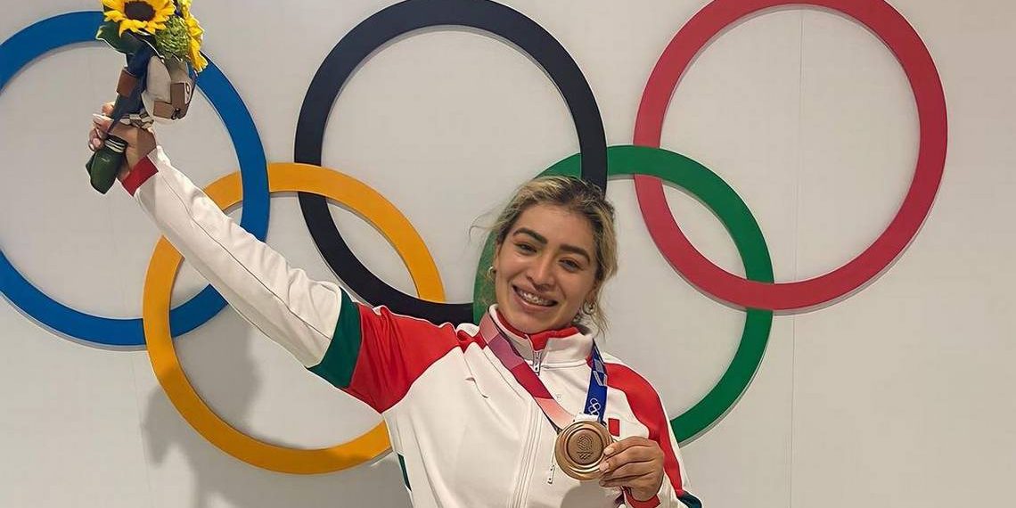 Aremi Fuentes recibiendo medalla de bronce Juegos Olímpicos