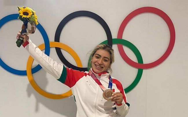 Aremi Fuentes recibiendo medalla de bronce Juegos Olímpicos
