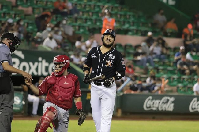 Diablos Rojos del México vs. Tigres de Quintana Roo, 5o juego primer play off, ganan la serie 4-1, 8×4 del 120821 en Mérida, José Manuel Orozco, con Julián León