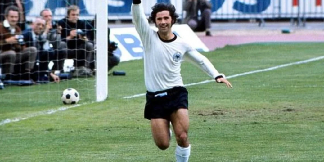 Gerd Müller buena foto corriendo con uniforme de la selección alemana