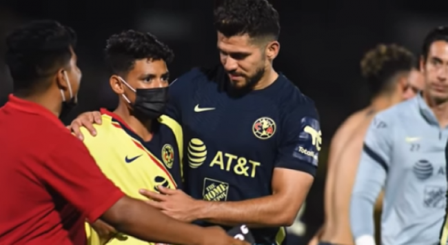 Henry Martín, dándole su camiseta a aficionado no identificado, sacado tras darle su camiseta en juego vs. F.C. Juárez 2 del 180821 en Ciudad Juárez