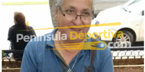 Jesús Manuel Erosa chichonal sentado en una banca de la plaza grande con marca de agua