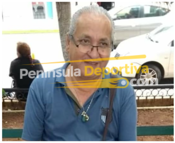 Jesús Manuel Erosa chichonal sentado en una banca de la plaza grande con marca de agua